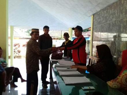 PEMBAGIAN SERAGAM RT / RW DAN LKMD DESA TEMPURSARI KEDUNGJAJANG KAB LUMAJANG